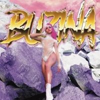 Pabllo Vittar enfrenta inimigos com muita coreografia no espaço no clipe de "Buzina"!