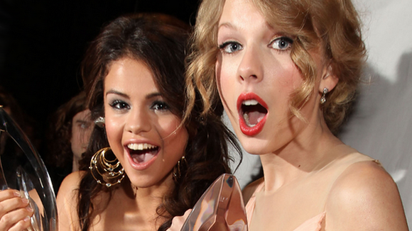 Selena Gomez fala sobre amizade com Taylor Swift: "Me apoia e nunca me julga"