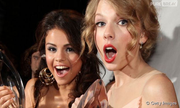 Selena Gomez compareceu ao programa americano "The Talk" e teceu elogios &agrave; amiga Taylor Swift