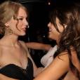  Selena Gomez revelou que Taylor Swift lhe d&aacute; bons conselhos, tanto amorosos quanto profissionais 