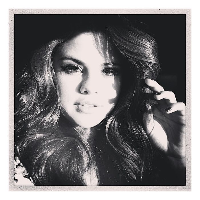  Selena Gomez ir&amp;aacute; lan&amp;ccedil;ar uma colet&amp;acirc;nea de sucessos ainda em 2014, com os maiores hits da sua carreira 