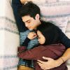 Em set de gravações de "Para Todos os Garotos que já Amei 2", Noah Centineo reclama de fazer a sobrancelha e Lana Condor consola ator