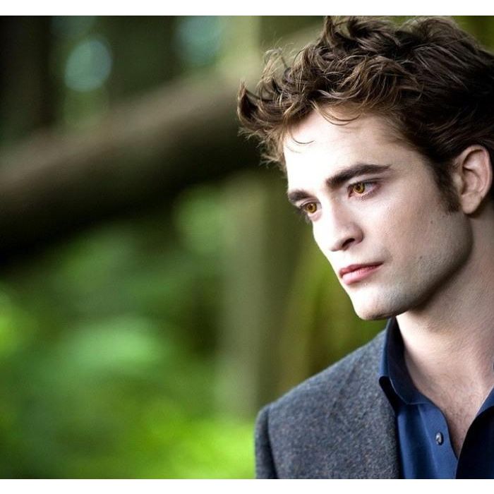 Robert Pattinson parou para assistir um dos filmes da saga &quot;Crepúsculo&quot; de novo e contou o que achou