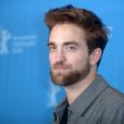 Após rever "Lua Nova", Robert Pattinson chama atenção para trilha sonora do filme e roupa dos personagens