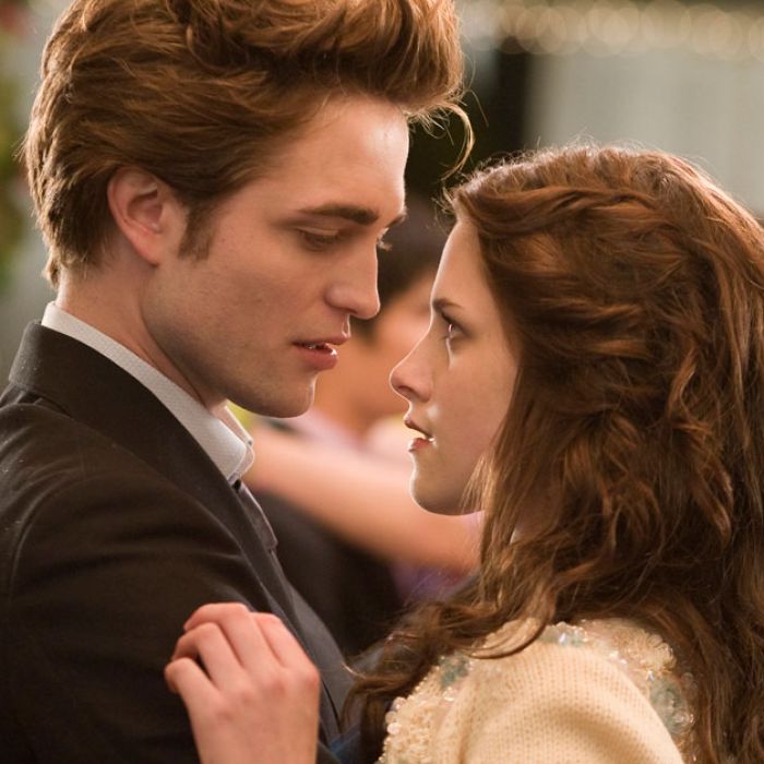  Robert Pattinson se surpreende ao rever um dos filmes da saga &quot;Crepúsculo&quot; depois de tanto tempo 