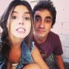 Giovanna Lancellotti brinca com o ator Gabriel Godoy, seu companheiro de elenco na novela "Alto Astral"