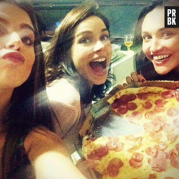 Giovanna Lancellotti brinca em selfie com as amigas e companheiras de elenco de "Alto Astral"