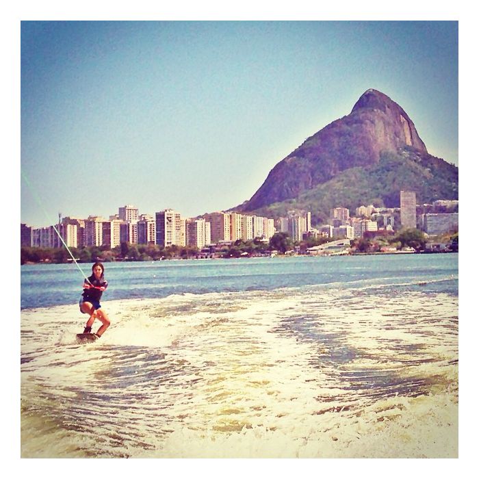 Giovanna Lancellotti postou uma foto super radical e compartilhou seu amor pelo Rio de Janeiro: &quot; Aqui minha foto do meu lugar preferido no Rio!!&quot; 