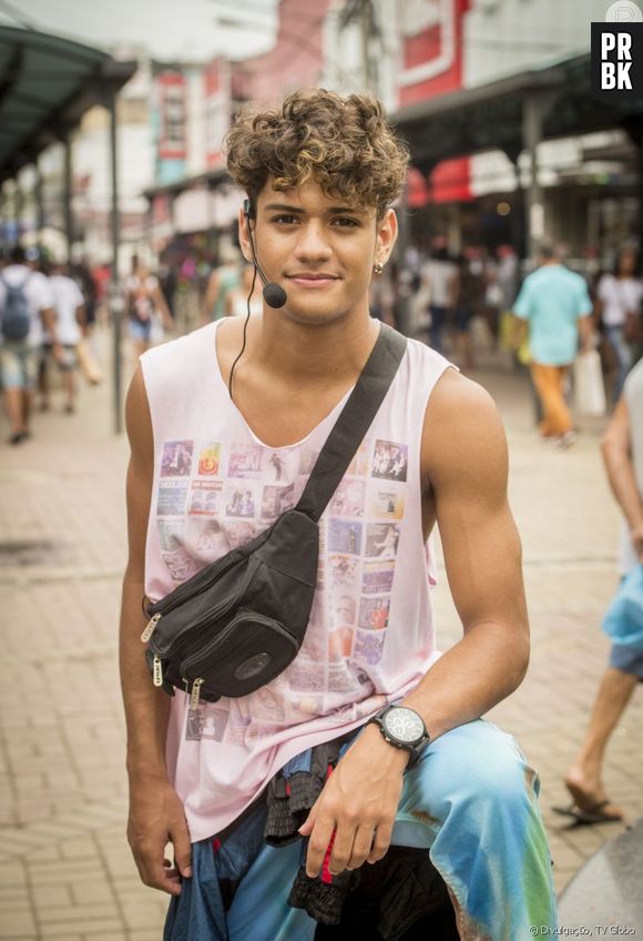 "Malhação - Toda Forma de Amar": Cléber (Gabriel Santana) se apaixona por Anjinha (Caroline Dallarosa) e concilia seu trabalho como entregador com o estudo