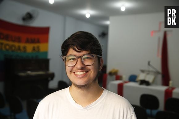 Conheça Thiago Peniche, jovem professor que criou curso de inglês gratuito para transsexuais e travestis no Rio