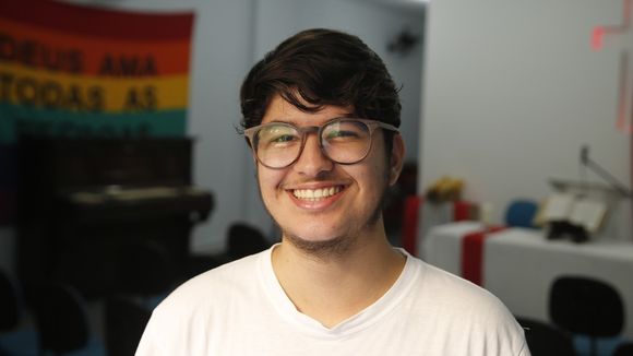 Jovem professor do Rio cria curso de inglês gratuito para transsexuais e travestis