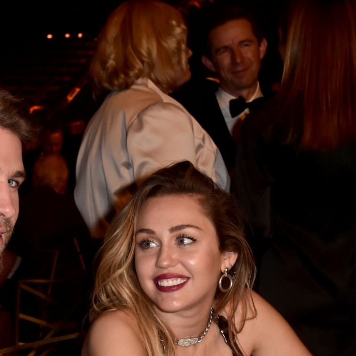 A Miley Cyrus está sempre olhando apaixonada para o Liam Hemsworth