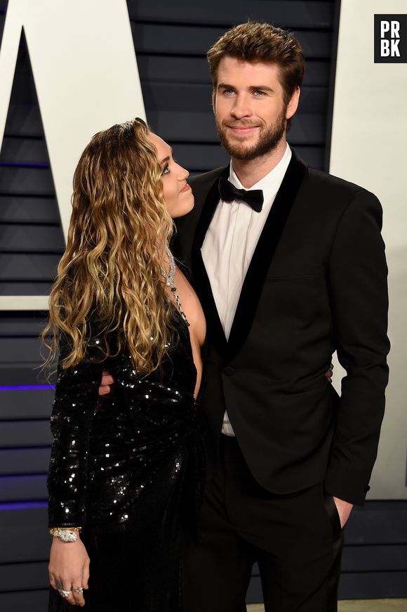 Miley Cyrus parece estar feliz com o maridão Liam Hemsworth, né? 