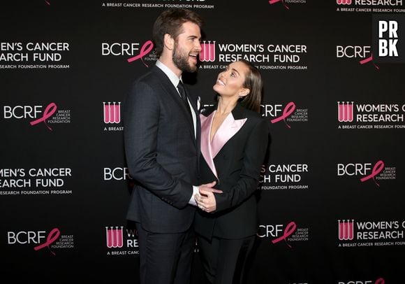 A Miley Cyrus gosta de ver o Liam Hemsworth distraído, né?