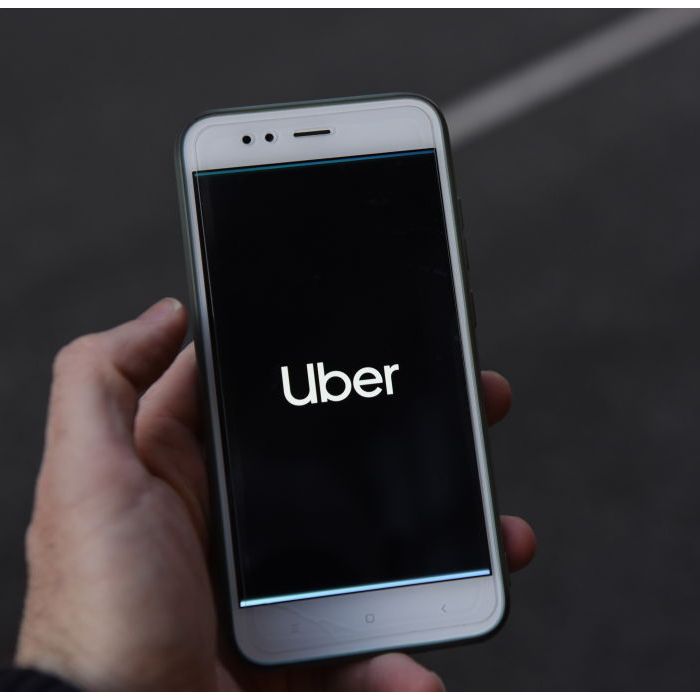 Em busca de menores taxas para motoristas e maiores para passageiros, condutores da Uber entram em greve