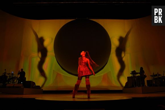 Panfletos com suásticas - símbolo nazista - são jogados de drone no show da Ariana Grande