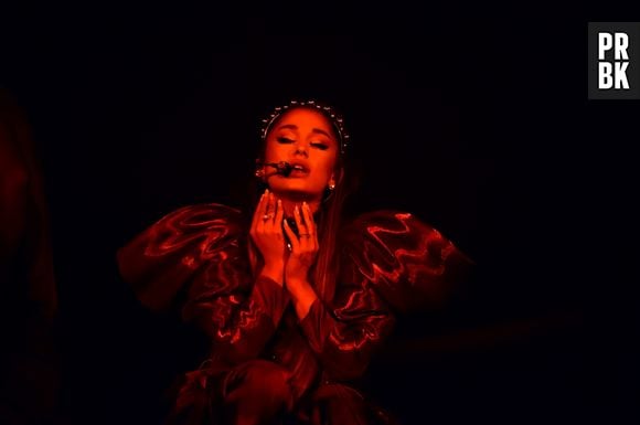 Ariana Grande tem show atacado por panfletos com ataques à mídia e símbolos do nazismo
