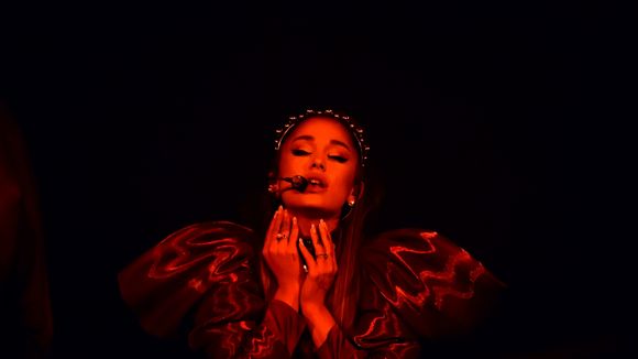 Um drone jogou um monte de panfletos com o símbolo nazista no show da Ariana Grande