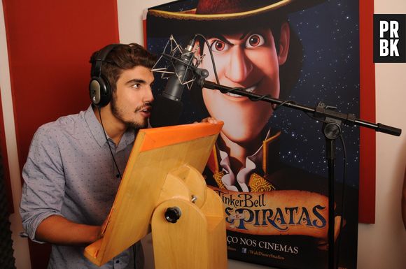 Caio Castro, além de gato, ainda arrasou como dublador em "Tinker Bell: Fadas e Piratas" (2014)