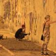 Justin Bieber grafita, tranquilamente, muro durante a madrugada