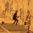Grafitando muro, Justin Bieber é flagrado por paparazzi