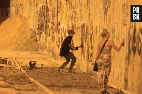 Grafitando muro, Justin Bieber é flagrado por paparazzi