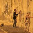O cantor teen Justin Bieber e amiga grafitam muro em São Conrado, no Rio de Janeiro