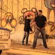 Equipe de Justin Bieber garante segurança do cantor, enquanto ele grafita muro, no Rio de Janeiro