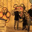 Justin Bieber grafita muro no bairro de São Conrado, no Rio de Janeiro, na madrugada desta terça-feira (5)