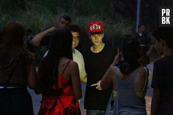 Fãs tiram fotos com Justin Bieber
