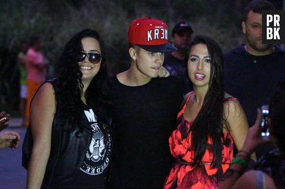 Após confusão com paparazzi, Justin Bieber posa com fãs