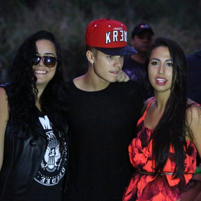 Após confusão com paparazzi, Justin Bieber posa com fãs