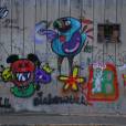 O astro teen Justin Bieber grafita muro no bairro de São Conrado