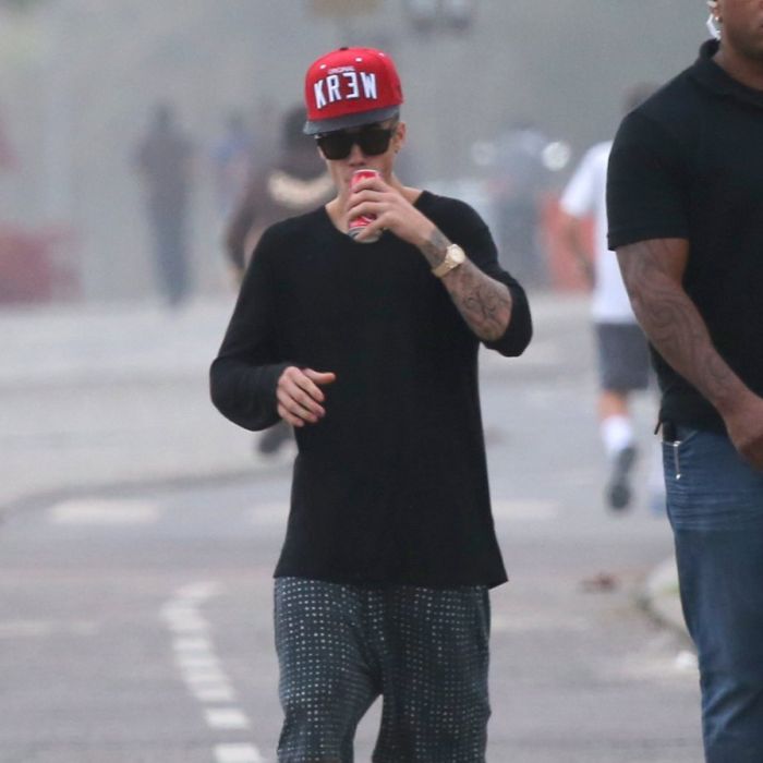 Após madrugada de confusão, Justin Bieber curte manhã em praia carioca