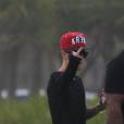 Justin Bieber levanta dedo para os paparazzi