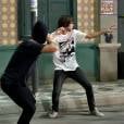 Em "Malhação", Pedro (Rafael Vitti) arma um assalto para mostrar para Karina (Isabella Santoni) que ele pode se defender