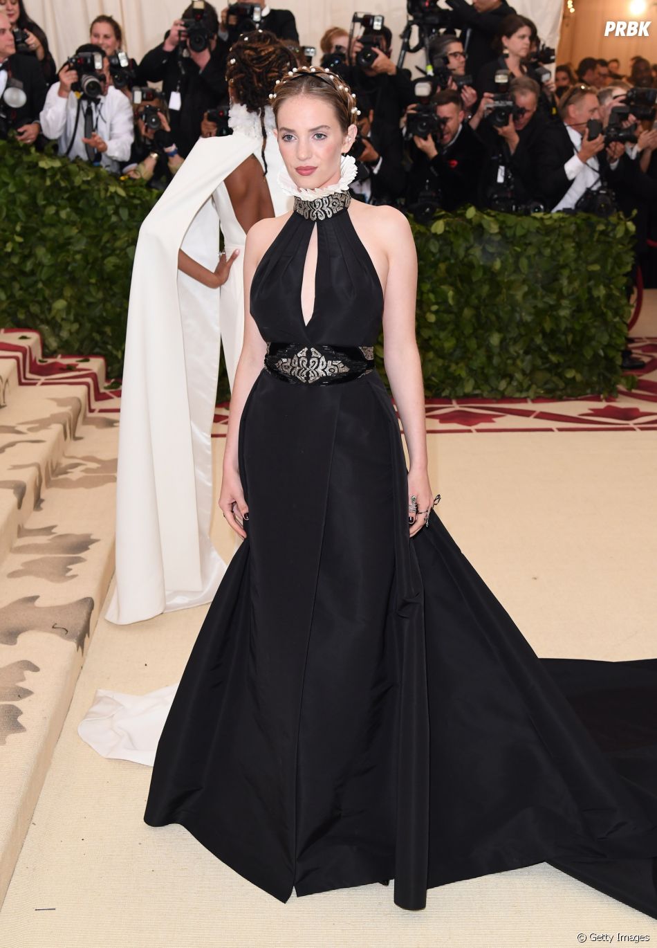 Maya Hawke, de Stranger Things, foi no MET Gala de 2018 Purebreak