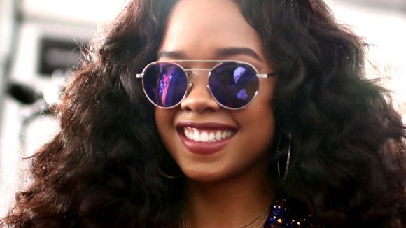 Conheça H.E.R., cantora de R&B que sobe no Palco Mundo neste sábado (5) de Rock in Rio