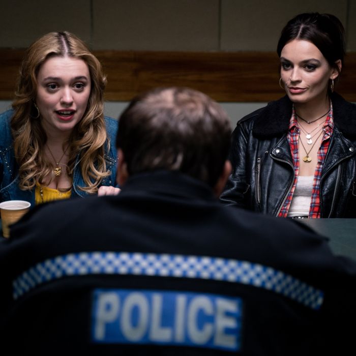 Maeve (Emma Mackey) e Aimee (Aimee Lou Wood) parecem estar em apuros nas novas imagens da 2ª temporada de &quot;Sex Education&quot;