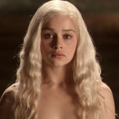 Machismo nos bastidores de "Game of Thrones": Emilia Clarke foi pressionada a ficar nua na série