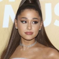 Cacheada? Ariana Grande resolveu mostrar o seu cabelo natural outra vez