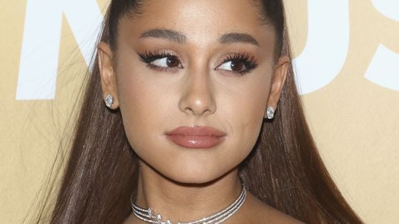 Cacheada? Ariana Grande resolveu mostrar o seu cabelo natural outra vez