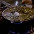 No filme "Elvira - A Rainha das Trevas", a bruxa passou por poucas e boas ao fazer uma sopa bem maluca 