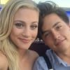 Fãs não sabem mais se Cole Sprouse e Lili Reinhart continuam juntos e se revoltam