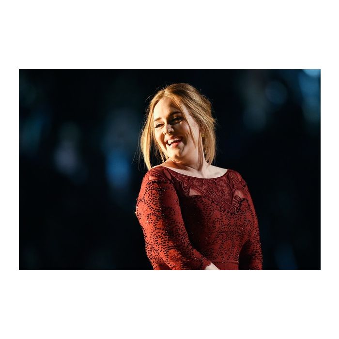 Adele está mais magra e isso foi motivo de discussão na internet nesta quarta-feira (6)