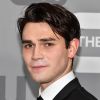 KJ Apa, de "Riverdale", fará par romântico com Sofia Carson em suspense sobre uma pandemia