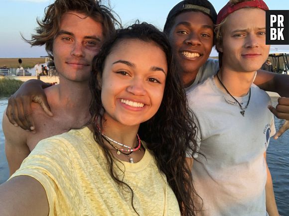Após anúncio de renovação, elenco de "Outer Banks" volta para gravar 2ª temporada