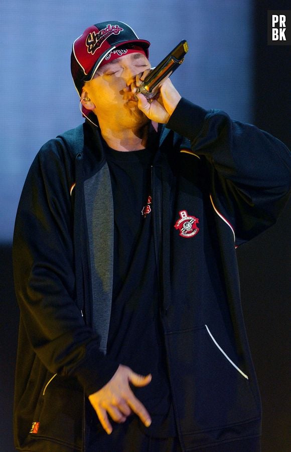 O rapper Eminem alcança a faixa "The Monster", com parceria de Rihanna, e entra para Hot 100 da Billboard