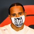 Lewis Hamilton, campeão da Fórmula 1, sempre protesta pelos direitos dos negros em seus pódios