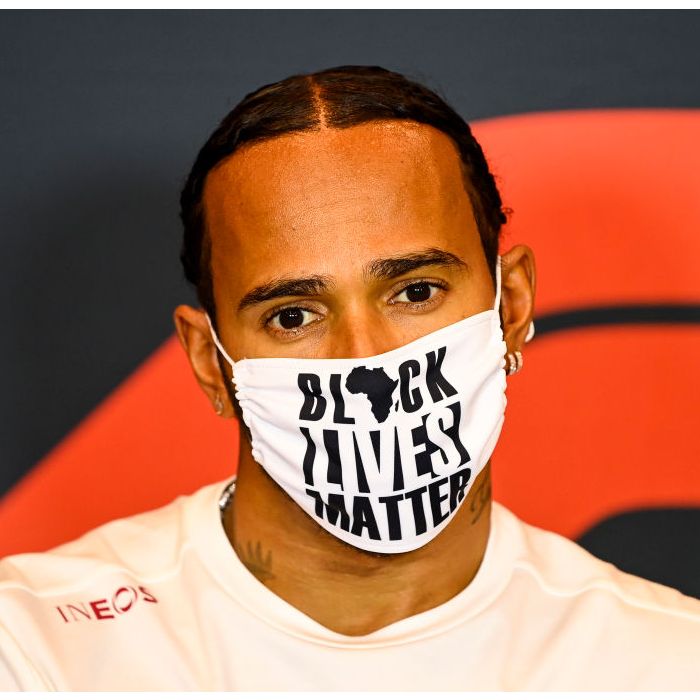 Lewis Hamilton, campeão da Fórmula 1, sempre protesta pelos direitos dos negros em seus pódios
